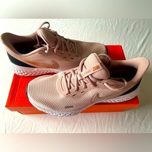 Women’s Nike Revolution 5 in Barely Rose, Size 9.5